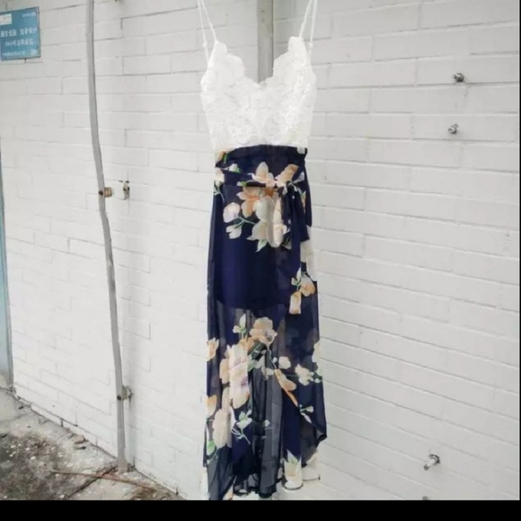 RESTOCKED!! Flowy blue floral and lace maxi dress - Picture 4 of 5